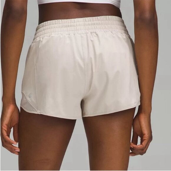 Lululemon NWT Hotty Hot High-Rise Short 2.5" Mojave Tan - Picture 2 of 10